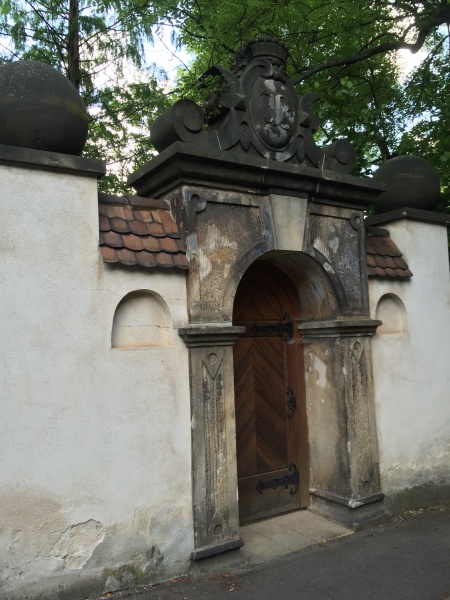 Datei:Eingang zum Park von Schloss Burgk.jpg