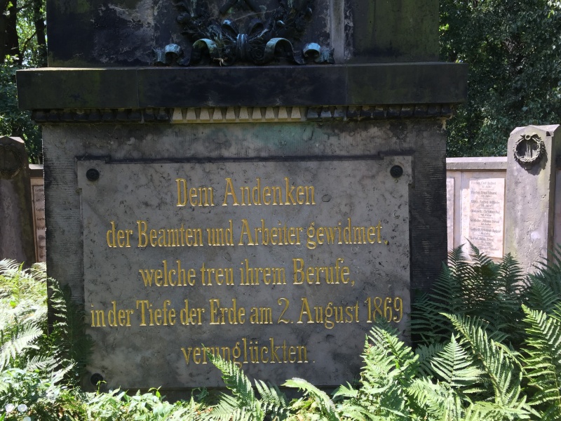 Datei:Aufschrift Bergmannsgrab Segen Gottes Schacht Kleinnaundorf.jpg