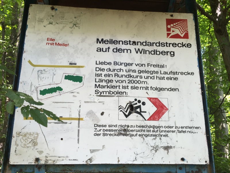 Datei:Meilenstandardstrecke auf dem Windberg.jpg