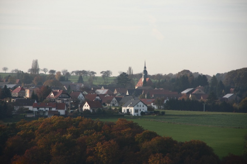 Datei:Blick auf Somsdorf mit Georgenkirche.JPG