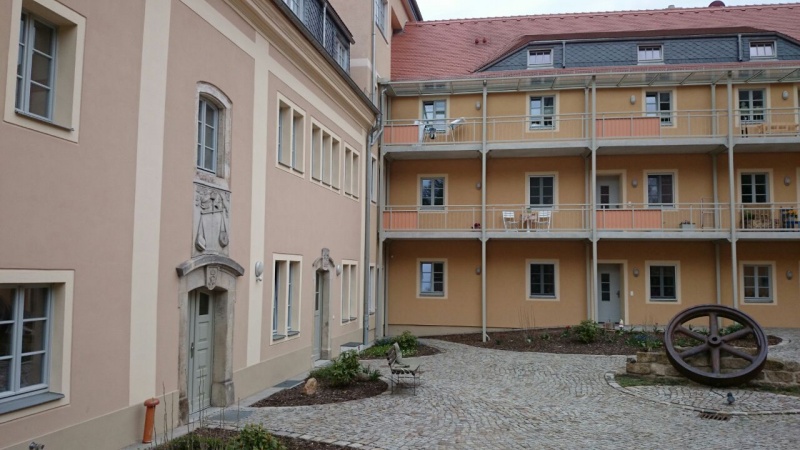 Datei:Walzenmühle Coßmannsdorf Innenhof nach Umbau.jpg