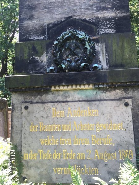 Datei:Fuß der Stele Bergmannsgrab Segen Gottes Schacht Kleinnaundorf.jpg